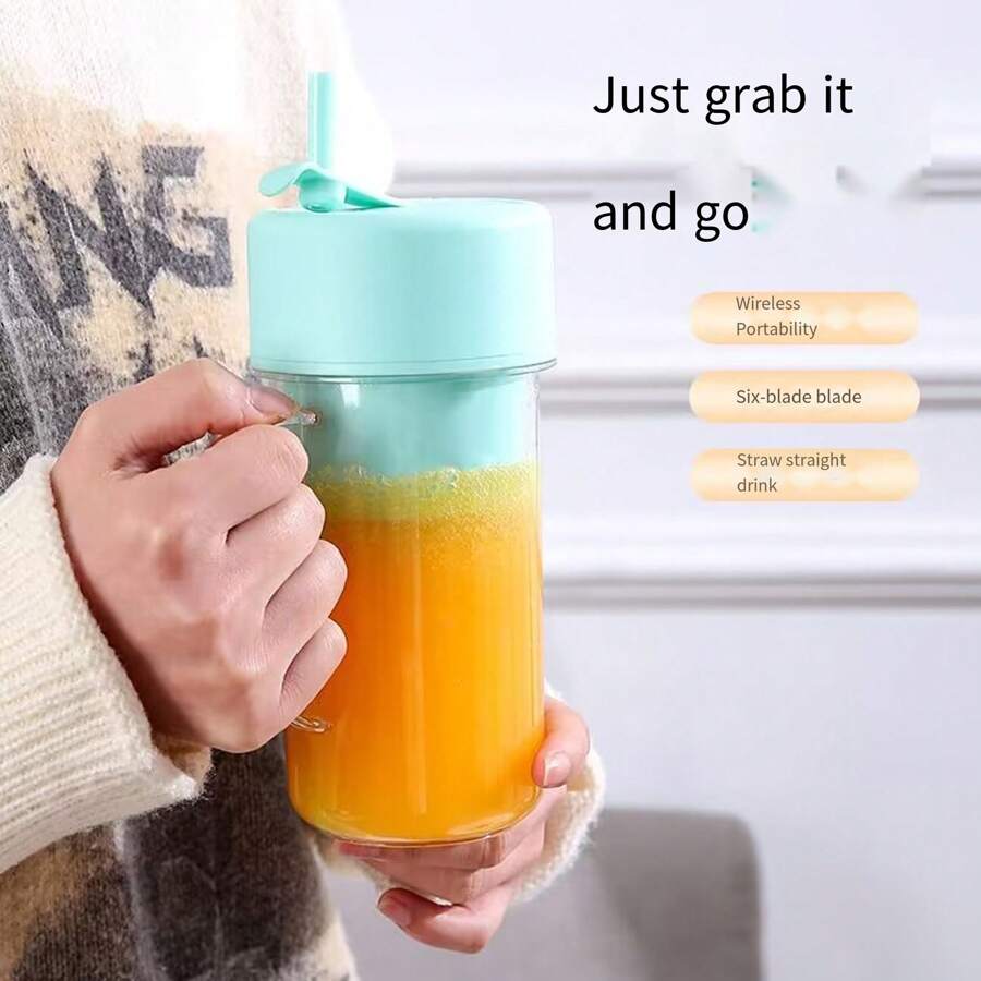 Tasse de mixeur de jus avec paille
