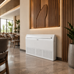 Climatiseur Midea 36000 BTU installé au sol dans un restaurant