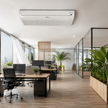 Climatiseur Midea Allège installé au plafond dans un bureau Open Space