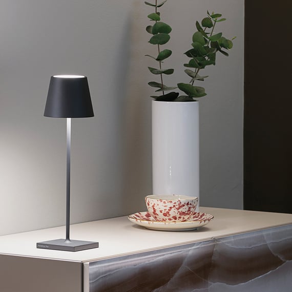 Lampe Veilleuse Tactile sur a table de la chambre