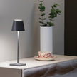 Lampe Veilleuse Tactile sur a table de la chambre
