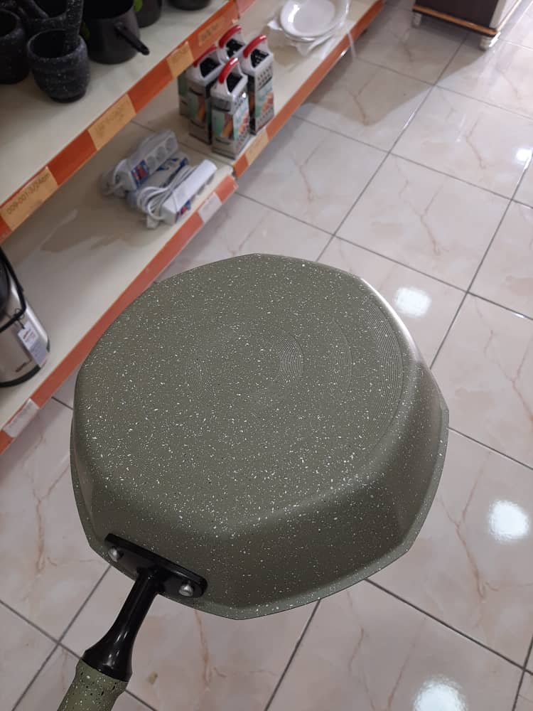 Poêle en Granite Verte Forme Pentagone vue de l'arrière